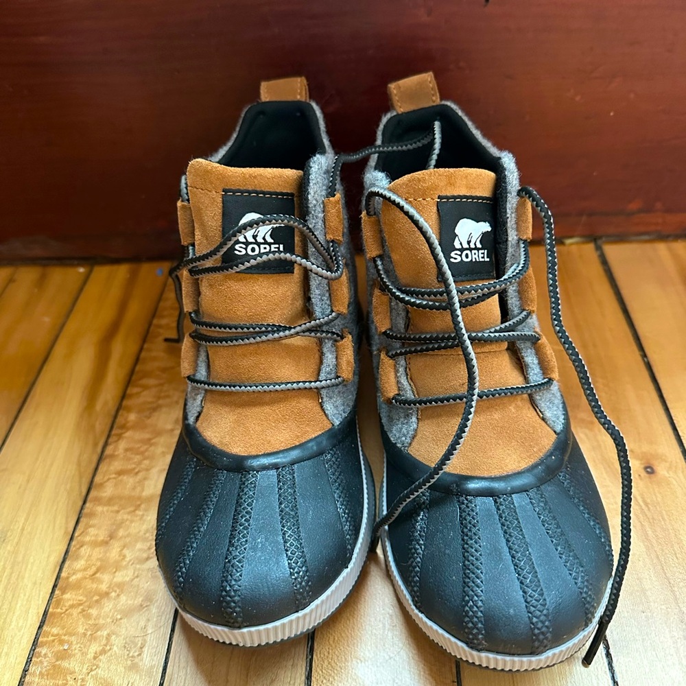 NWOT Sorel Out N About III black, tan and grey size 6.5